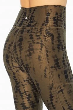 Marika Drift Side Pocket Legging - Stylish & Functional Women's Leggings with Playful Prints 31 Marika Drift Side Pocket Legging Features