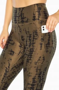 Marika Drift Side Pocket Legging - Stylish & Functional Women's Leggings with Playful Prints 32 Marika Drift Side Pocket Legging Features